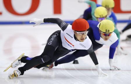 　男子５００メートル決勝　優勝した吉永一貴（手前）＝帝産アイススケートトレーニングセンター