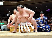 横綱土俵入りを披露する稀勢の里＝両国国技館