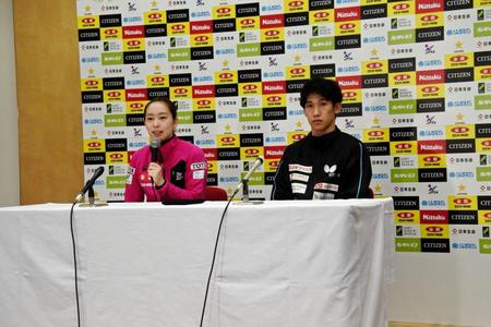 全日本選手権の混合ダブルスで初戦を終えた石川佳純（左）と吉村真晴＝丸善インテックアリーナ大阪