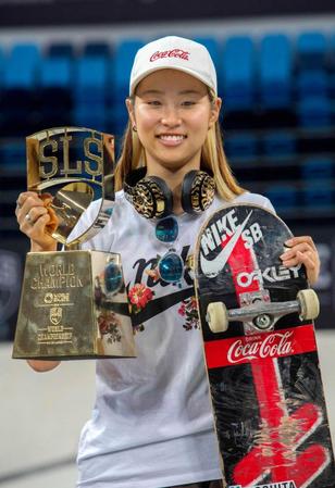 　スケートボードのストリート種目の第１回世界選手権で優勝し、トロフィーを掲げる西村碧莉（共同）