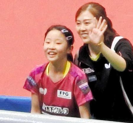 　全日本選手権ジュニア女子で２回戦を突破し、笑顔で観客に応える張本美和（左）