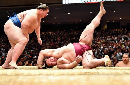 　逸ノ城（左）にはたき込みで敗れる稀勢の里（撮影・西岡正）