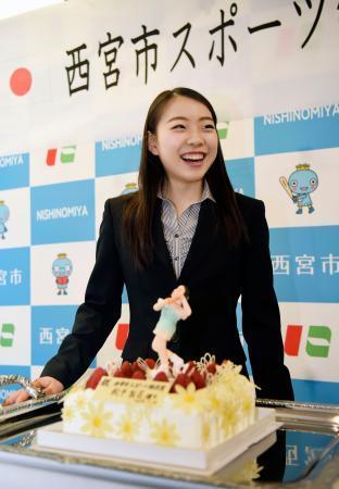 　兵庫県西宮市役所で行われた同市スポーツ特別賞の贈呈式で、ケーキを贈られ笑顔を見せるフィギュアスケート女子の紀平梨花＝１５日