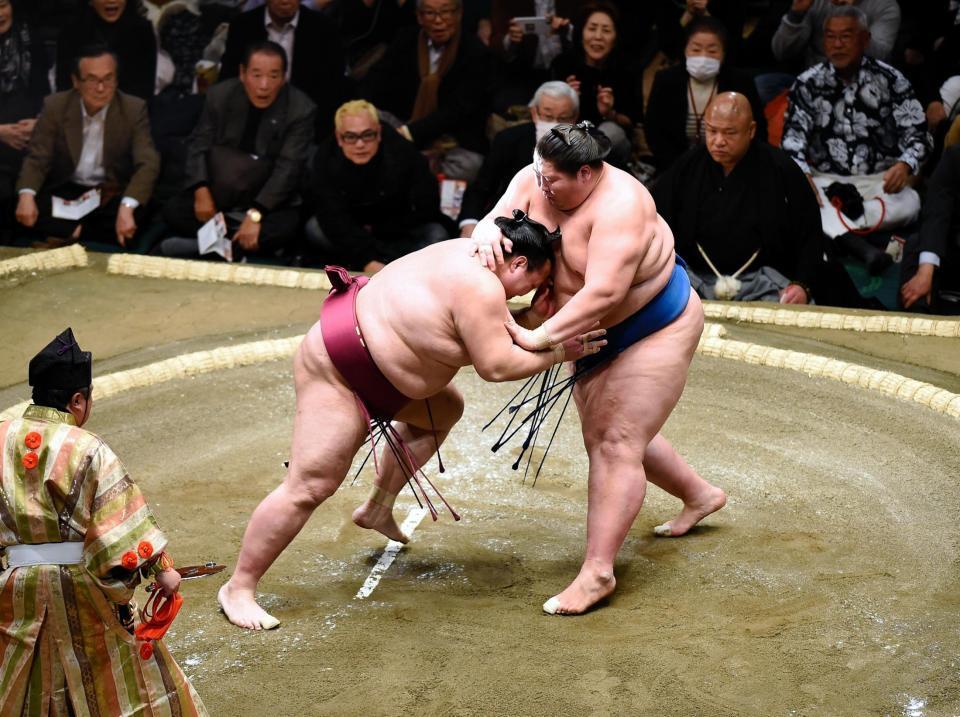 逸ノ城（右）に叩き込みで敗れ、連敗を喫した稀勢の里＝１４日