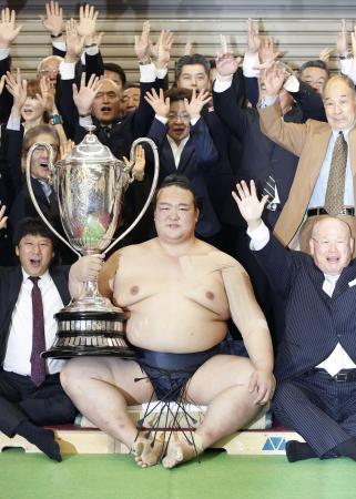 　２０１７年３月、大相撲春場所で２場所連続２度目の優勝を果たし、賜杯を手にする横綱稀勢の里＝大阪市