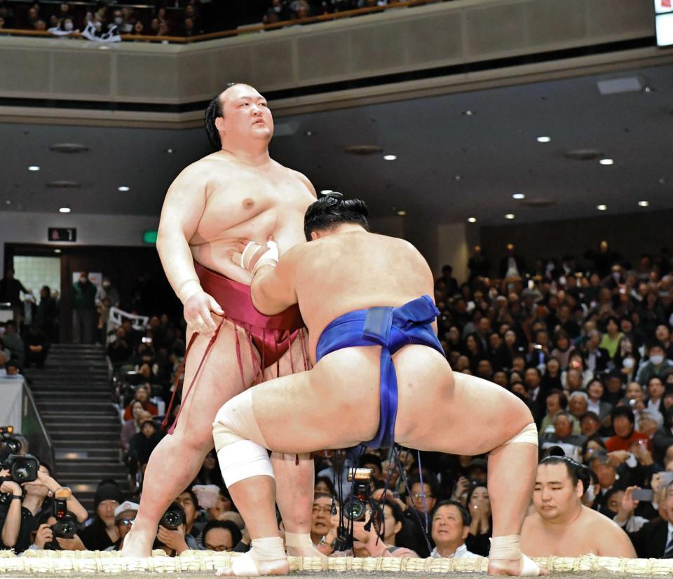 　栃煌山（右）に寄り切りで敗れ、天を仰ぐ稀勢の里（撮影・中田匡峻）