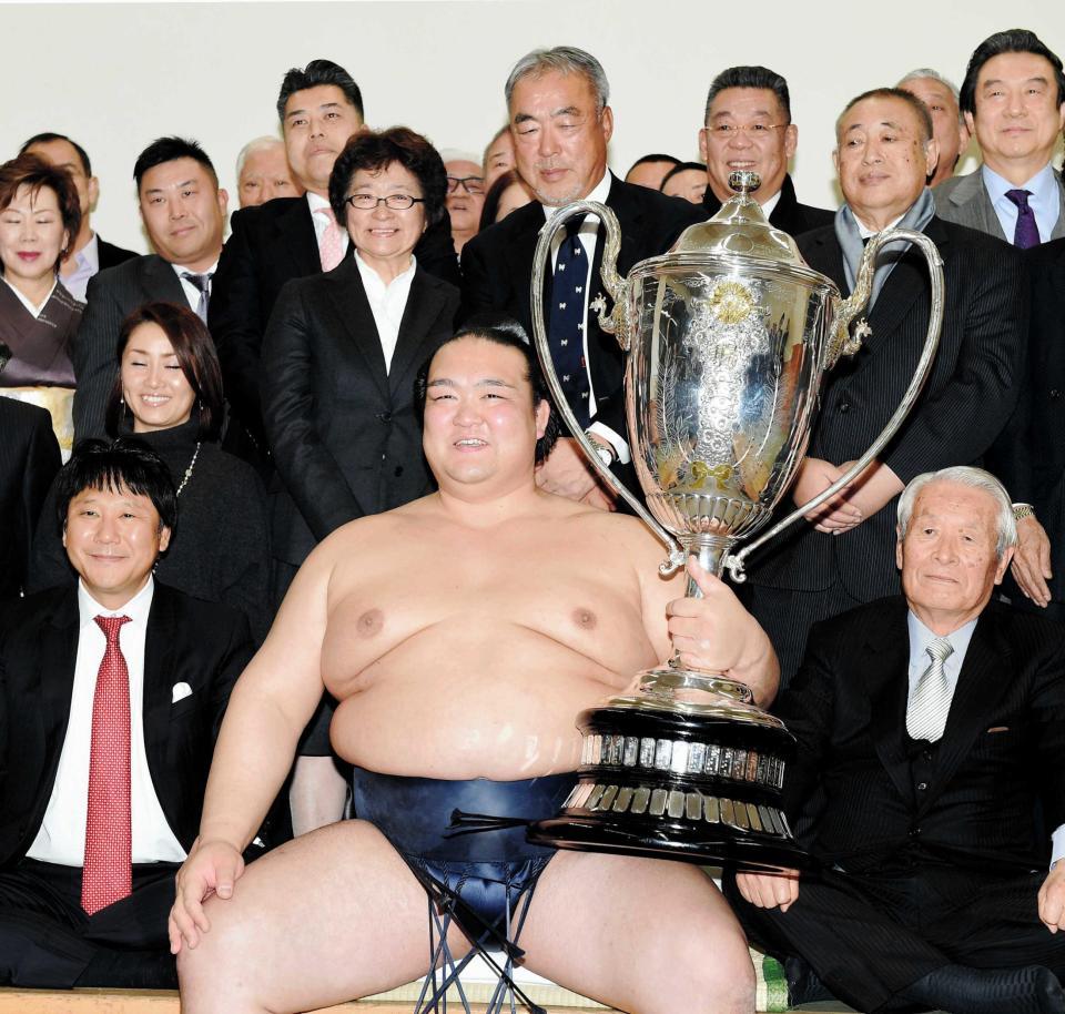 　初優勝し、父の貞彦さん、母の裕美子さん（２列目中央）ら関係者に囲まれ笑顔＝１７年１月