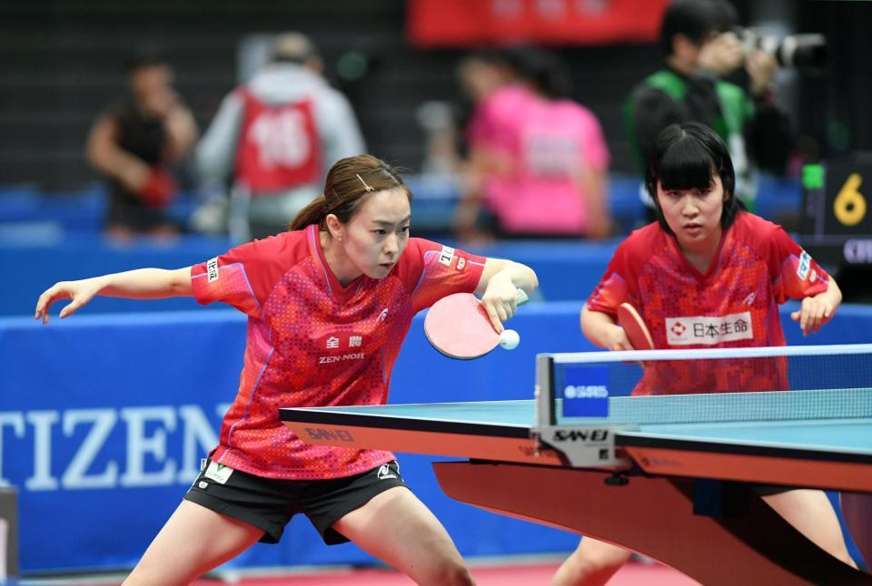 女子ダブルス４回戦で対戦相手を圧倒する石川佳純（左）と平野美宇のペア＝丸善インテックアリーナ大阪