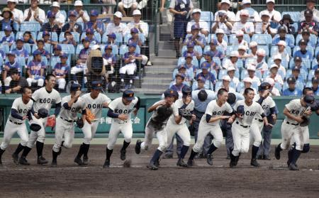 　昨夏の全国高校野球大会で、試合に勝って応援席に向かう高知商ナイン＝２０１８年８月、甲子園球場
