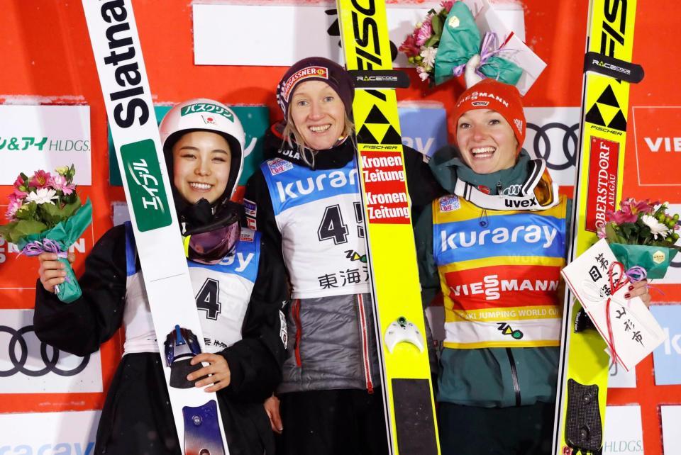 Ｗ杯ジャンプ女子第８戦で２位になり笑顔の高梨沙羅（左）。中央は優勝したダニエラ・イラシュコ、右は３位のカタリナ・アルトハウス＝クラレ蔵王シャンツェ
