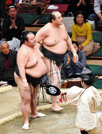 安美錦（右）を寄り切りで破る豊ノ島＝両国国技館（撮影・中田匡峻）