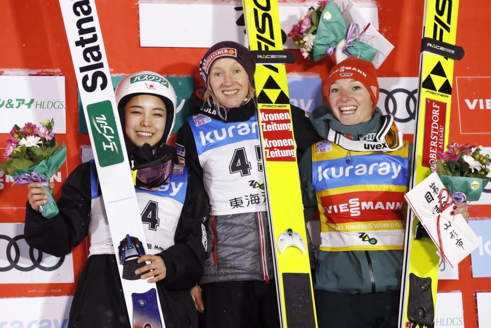 　Ｗ杯ジャンプ女子第８戦で２位になり笑顔の高梨沙羅（左）。中央は優勝したダニエラ・イラシュコ、右は３位のカタリナ・アルトハウス＝クラレ蔵王シャンツェ