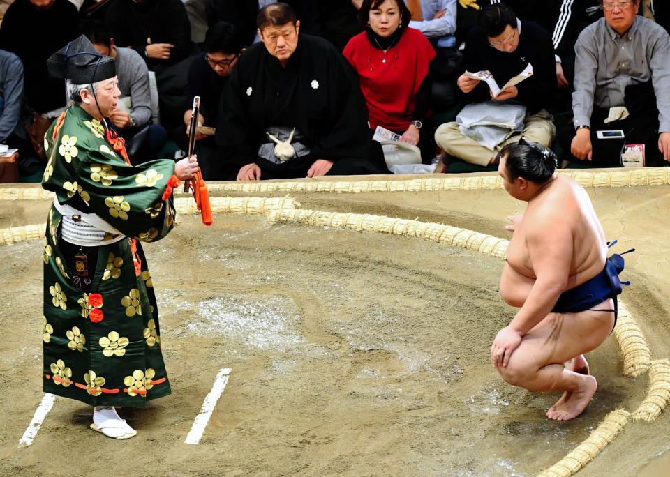 対戦相手の御嶽海が休場の為、不戦勝の勝ち名乗りを受ける北勝富士（右）＝両国国技館（撮影・中田匡峻）