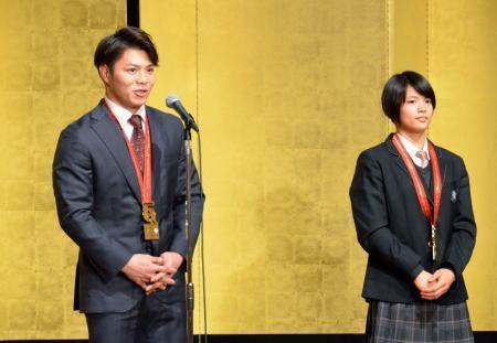 　柔道世界選手権の祝勝会に出席した男子６６キロ級の阿部一二三（左）と妹で女子５２キロ級の阿部詩＝２０日、神戸市