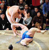 　琴奨菊（右）をすくい投げ破る魁聖（撮影・西岡正）