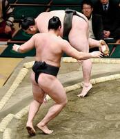 貴ノ富士（奥）を下手出し投げで下す霧馬山＝両国国技館（撮影・西岡正）