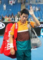 歓声に応えながら引き揚げる錦織圭（共同）