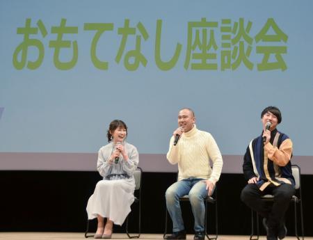 　「おもてなし」をテーマにした座談会に登場した（左から）岡崎朋美さん、ナダルさんら＝２２日午後、さいたま市