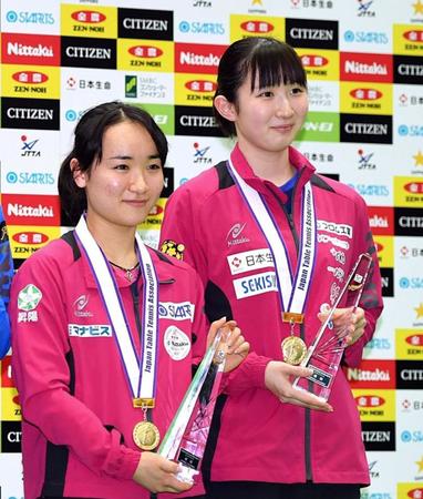 　女子ダブルスで優勝した伊藤美誠（左）と早田ひな＝１９日