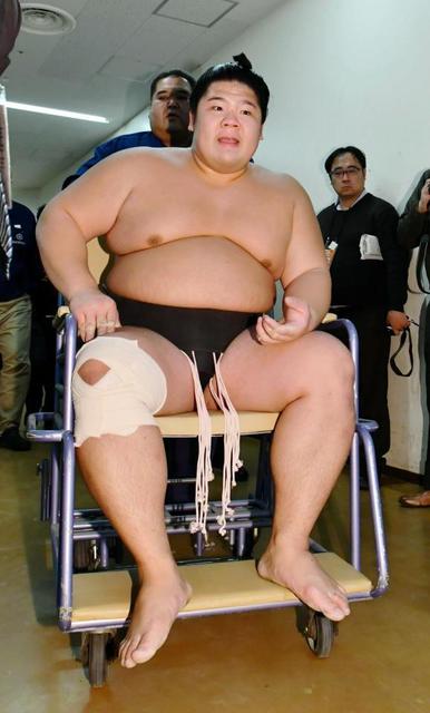 宇良が病院へ　元朝青龍のおい・豊昇竜との対戦で右膝負傷か、車椅子で…