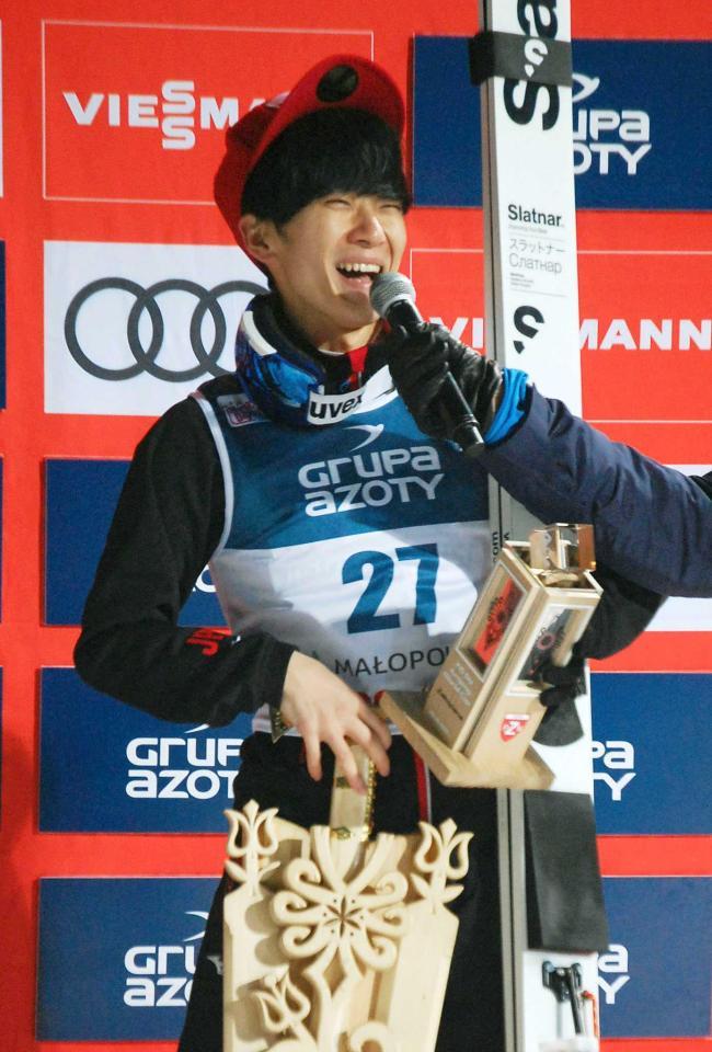 　Ｗ杯ジャンプ男子個人第１４戦で３位に入り、表彰台で笑顔の佐藤幸椰（共同）