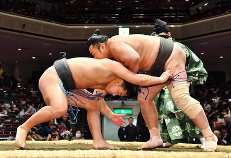 希善龍（右）のはたきをこらえる豊昇龍＝両国国技館（撮影・中田匡峻）