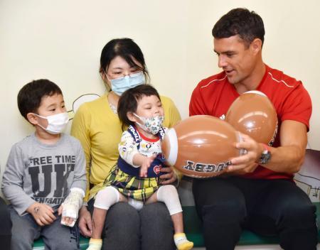 ラグビー、カーター選手病院訪問　神戸製鋼、患者らと交流