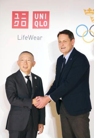 　記者会見後に握手するファーストリテイリングの柳井正会長兼社長（左）とスウェーデン五輪委員会のピーター・レイネボＣＥＯ＝２４日午後、東京都江東区