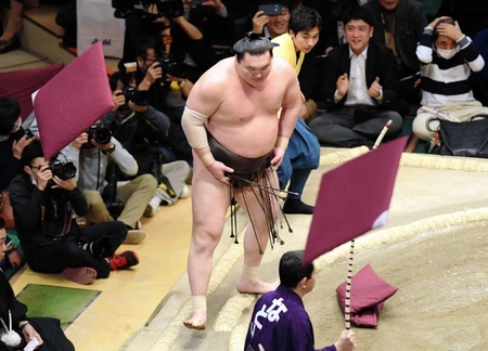 　玉鷲に敗れ連敗を喫した白鵬（撮影・棚橋慶太）