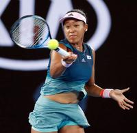 女子シングルス準決勝でプレーする大坂なおみ＝メルボルン（共同）