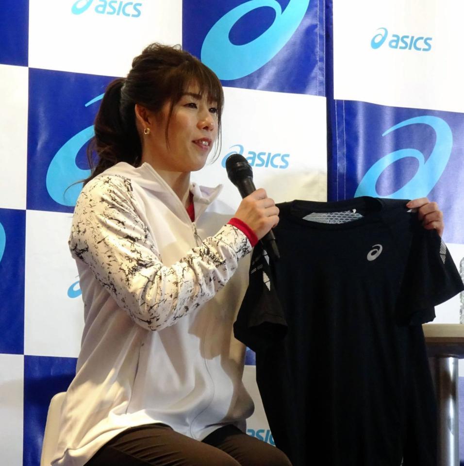 リオ五輪時に最も着用していたという思い出のＴシャツを、日本選手団公式ウエアへの再生企画のために提供する吉田沙保里さん