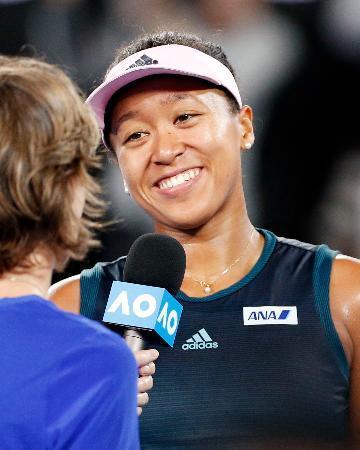 　全豪オープンテニスの女子シングルスで決勝進出を決め、笑顔でインタビューを受ける大坂なおみ＝２４日、メルボルン（共同）