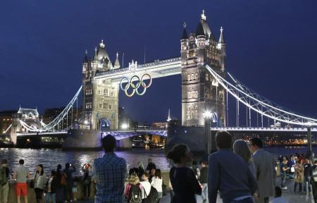 　２０１２年６月、ロンドン五輪に向けて五輪マークを取り付けたロンドンのタワーブリッジ（共同）
