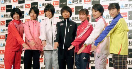 　大阪国際女子マラソンを前に、記者会見でポーズをとる福士加代子（中央）、田中智美（その右）ら。左端は大森菜月＝２５日、大阪市