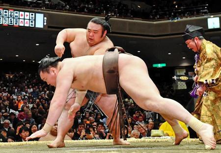 白鵬（手前）を突き落としで破る貴景勝（撮影・中田匡峻）