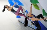 女子予選　第４課題を登る野口啓代。手前は野中生萌＝駒沢オリンピック公園屋内球技場（撮影・堀内翔）