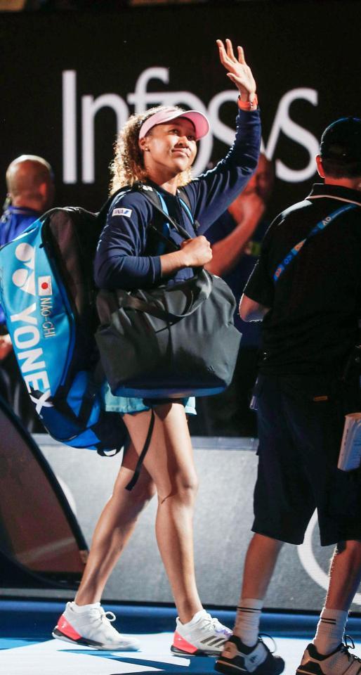 テニスの全豪オープン女子シングルスで優勝し、表彰を終え引き揚げる大坂なおみ＝メルボルン（共同）