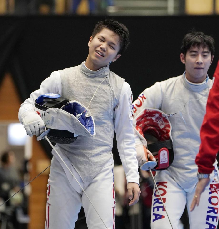 　１回戦で韓国選手（右）に完敗し、悔しそうな飯村一輝＝港区スポーツセンター