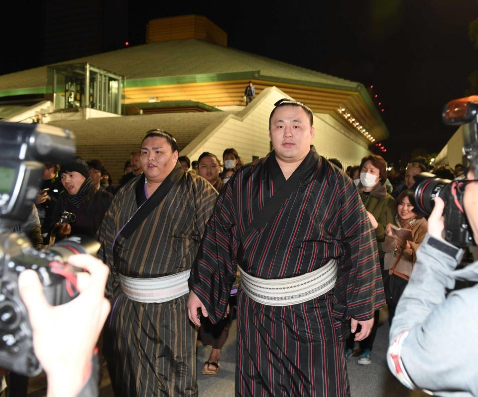 　御嶽海（左）と国技館を後にする玉鷲