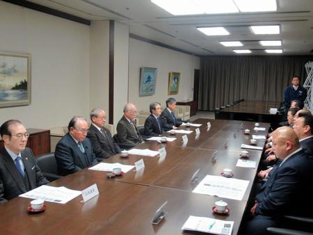 定例会に出席した横綱審議委員会のメンバーら。左列左から３人目が矢野新委員長、同４人目が北村委員長