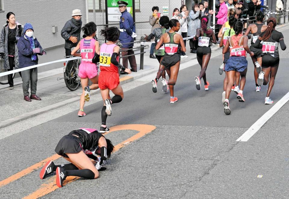 　１２キロ過ぎで転倒した福士加代子＝代表撮影