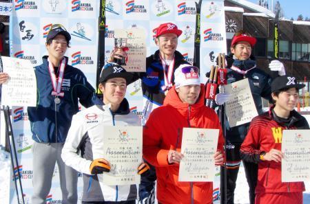 　スキーの全日本選手権距離の男子１０キロクラシカルで優勝した宮沢大志（後列中央）と２位の馬場直人（同左）＝白馬