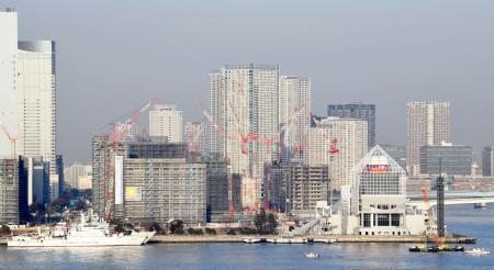 　２０２０年東京五輪・パラリンピックの開幕に向け、都心臨海部で建設が進む選手村。手前右は晴海客船ターミナル＝３０日、東京・晴海