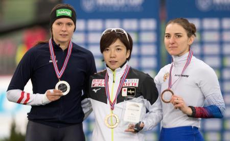 　女子５００メートルで優勝した小平奈緒（中央）＝ハーマル（ＡＰ＝共同）