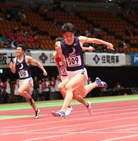 男子シニア６０メートル決勝２回目、１位でゴールする関西学院大学・多田修平（右）＝大阪城ホール（撮影・山口登）