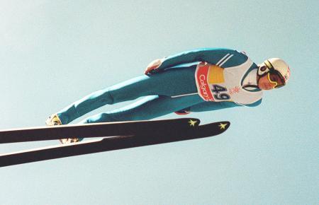 　１９８８年のカルガリー冬季五輪９０メートル級ジャンプで飛躍するマッチ・ニッカネン（共同）