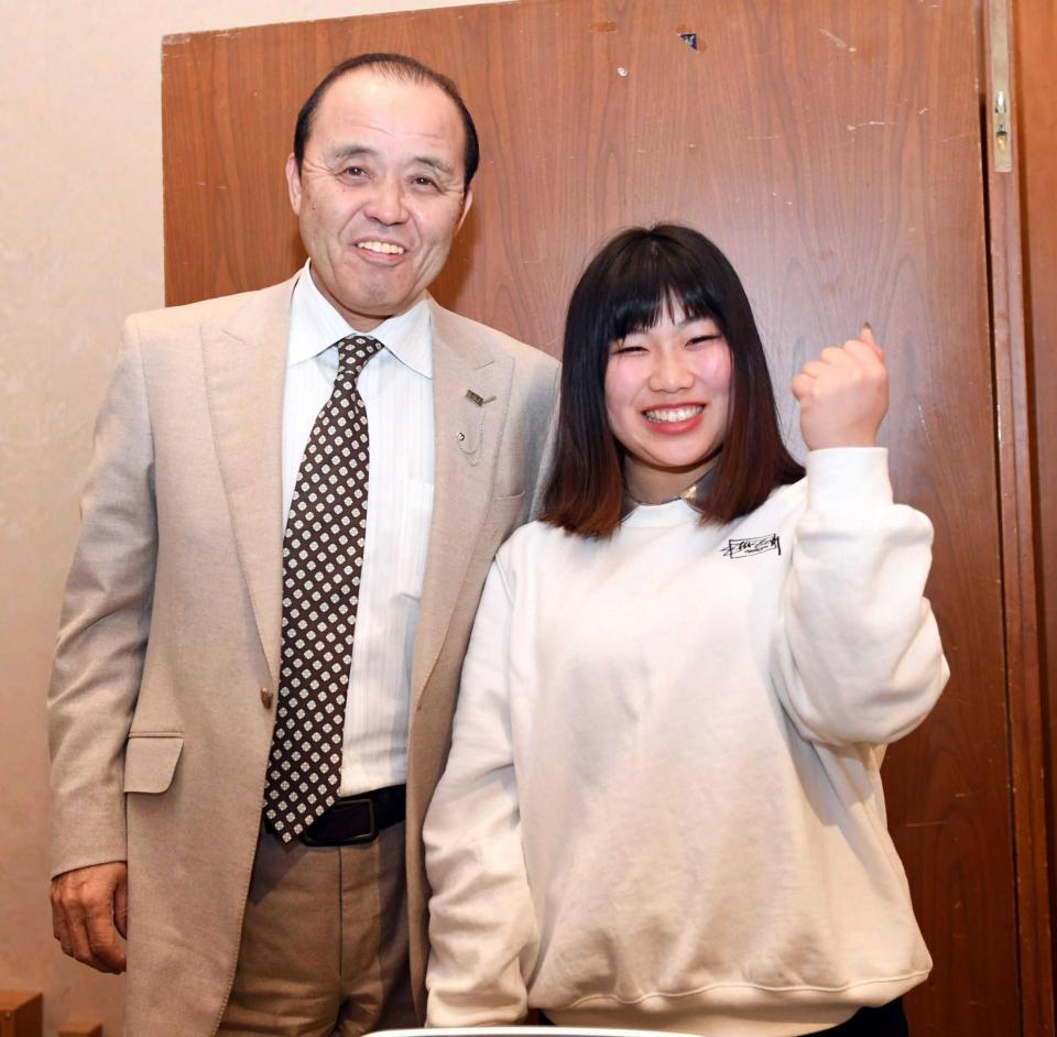 　生田神社節分神事に参加した中村貴咲（右）と岡田彰布氏