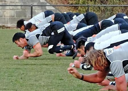 ラグビー日本代表が合宿。ほふく前進するトレーニングで頭一つ抜け出すＷＴＢ福岡（中央左）