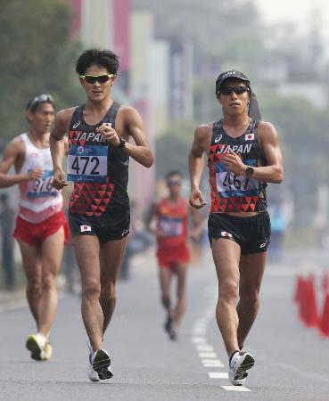 　男子５０キロ競歩で競り合う日本人選手