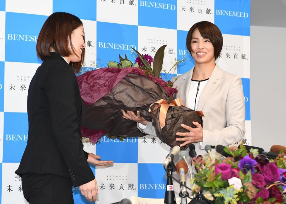 練習パートナーの後輩から花束を渡される松本薫＝東京都渋谷区の株式会社ベネシード東京本社（撮影・園田高夫）